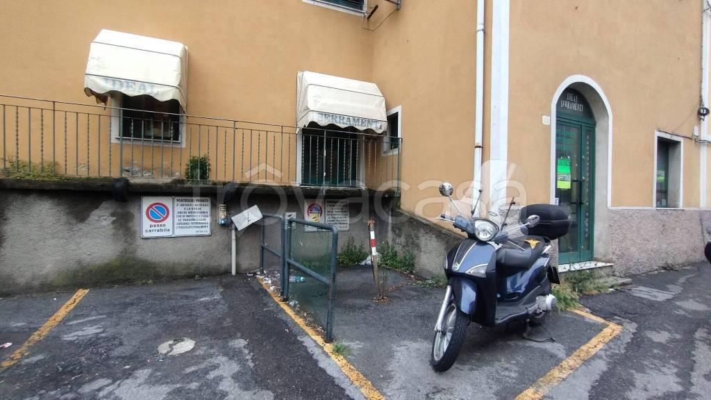 negozio in affitto a Genova