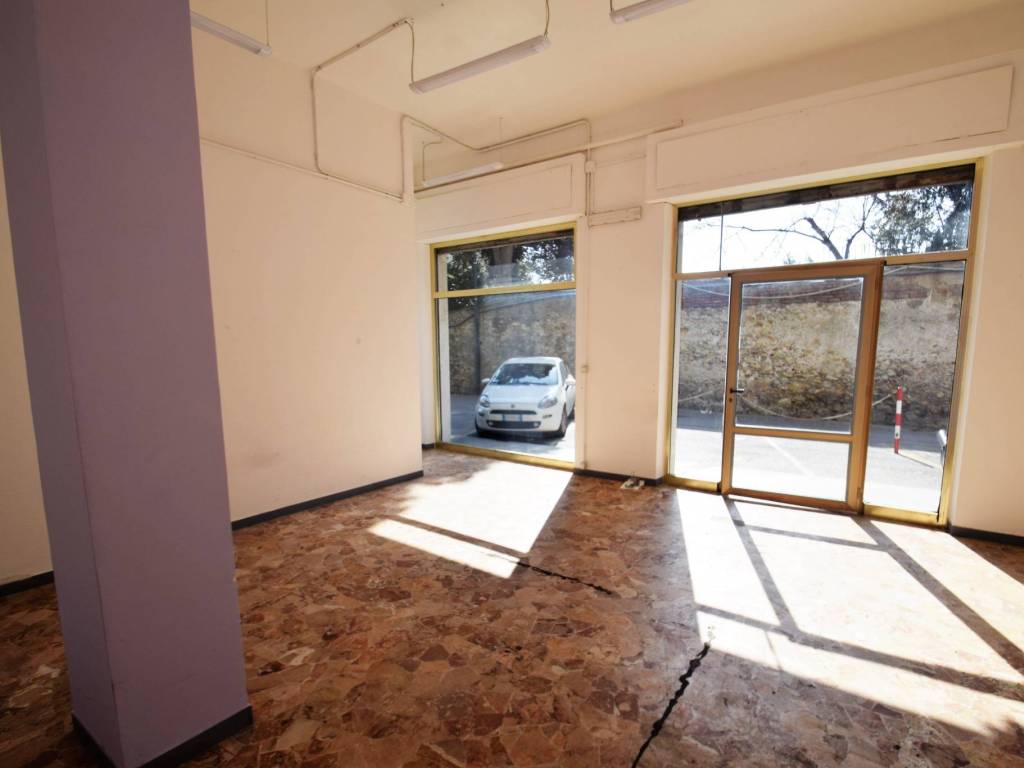 negozio in affitto a Genova in zona Palmaro / Pra'