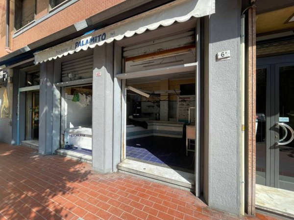 negozio in affitto a Genova in zona Rivarolo