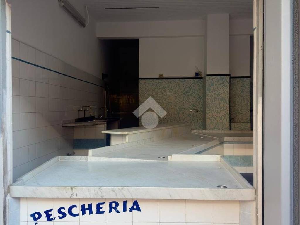 negozio in affitto a Genova in zona Rivarolo