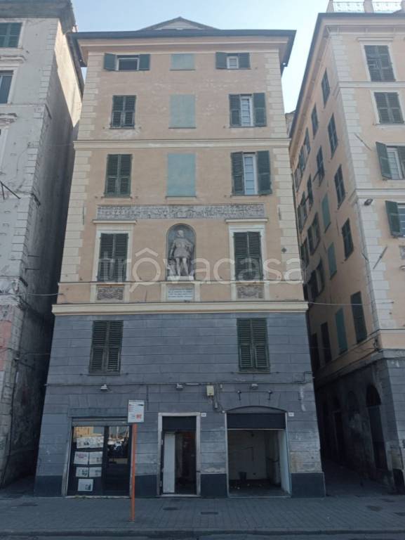 negozio in affitto a Genova in zona Sottoripa / Maddalena / Molo