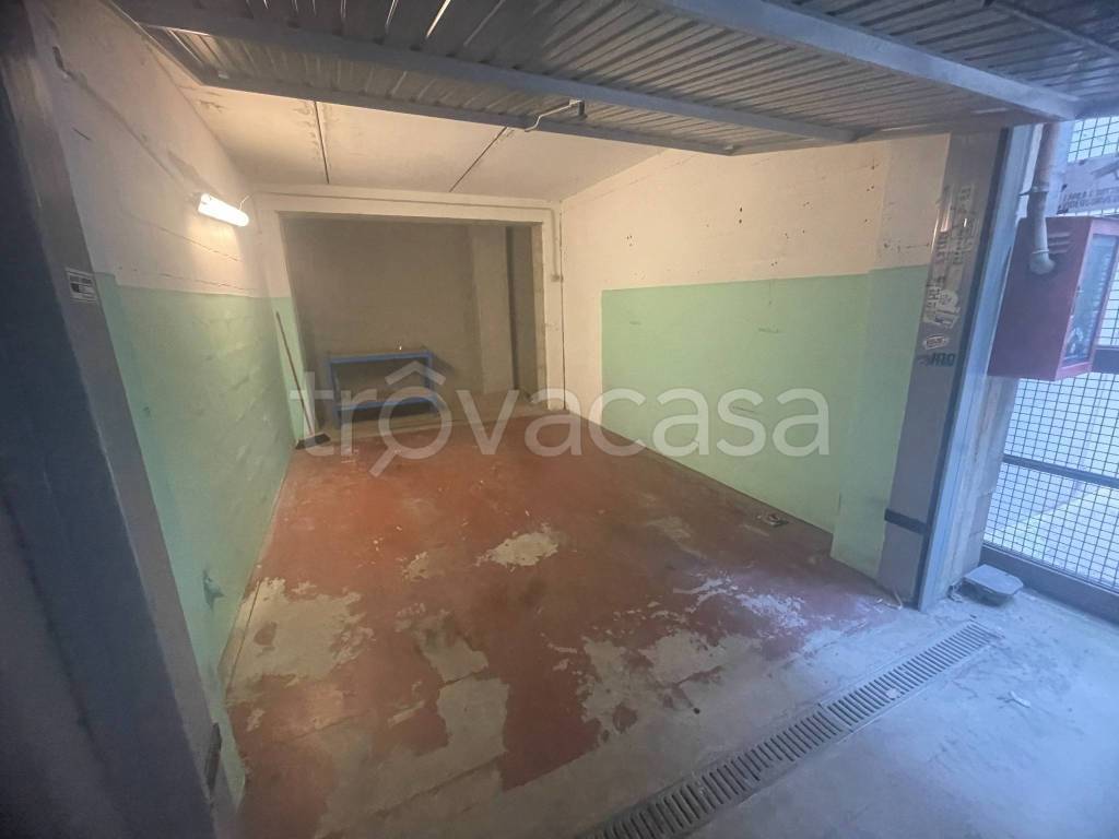 locale di sgombero in affitto a Genova in zona Sestri Ponente