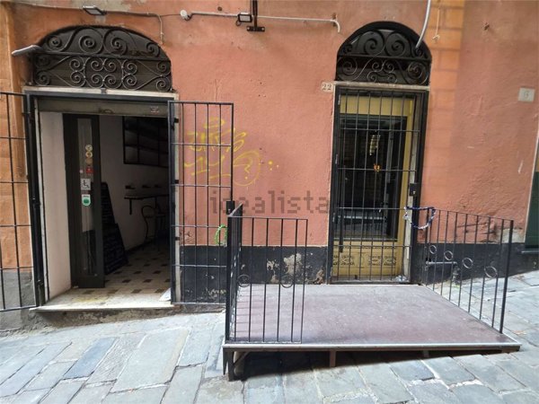 negozio in affitto a Genova in zona Sottoripa / Maddalena / Molo