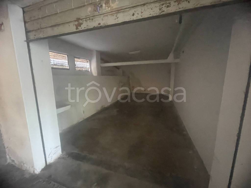 locale di sgombero in affitto a Genova in zona Sestri Ponente