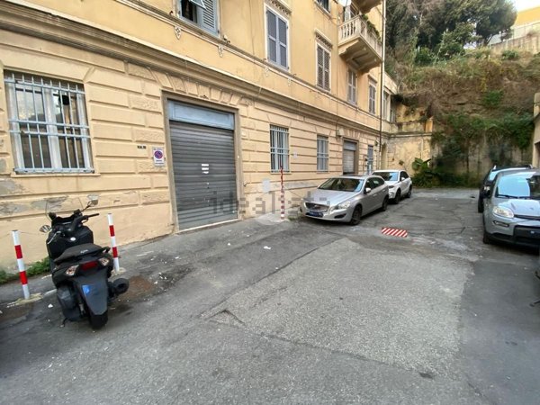 locale di sgombero in affitto a Genova in zona Sestri Ponente