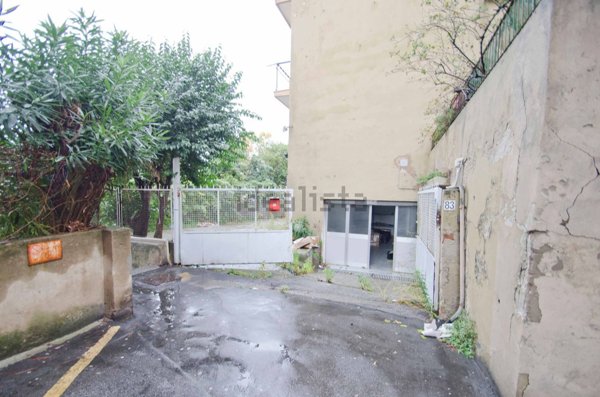locale di sgombero in affitto a Genova in zona Sestri Ponente