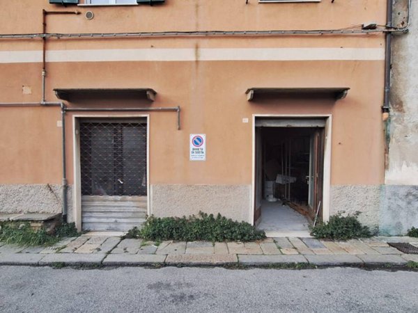 negozio in affitto a Genova in zona Trasta