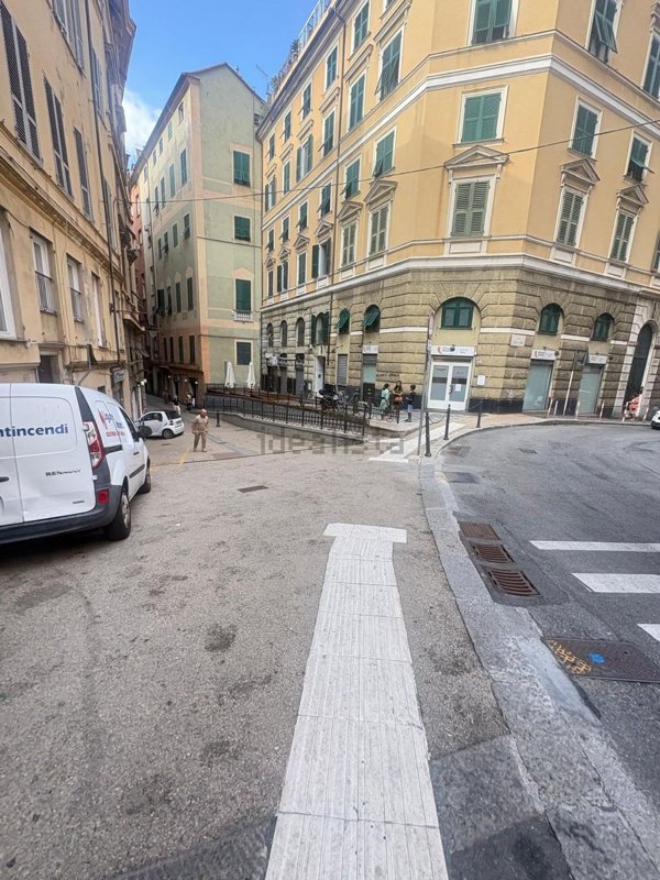 negozio in affitto a Genova in zona Sottoripa / Maddalena / Molo