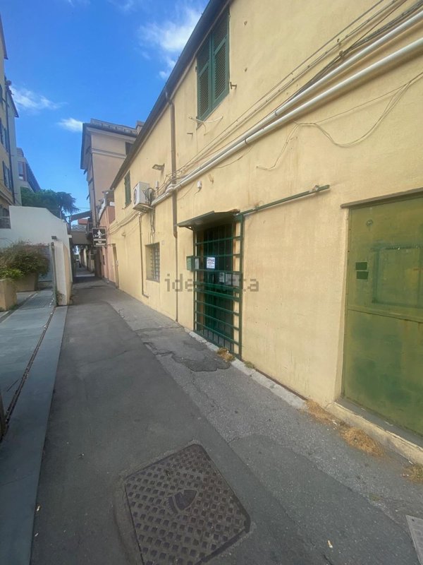 locale commerciale in affitto a Genova in zona Sestri Ponente