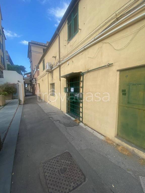 negozio in affitto a Genova in zona Sestri Ponente