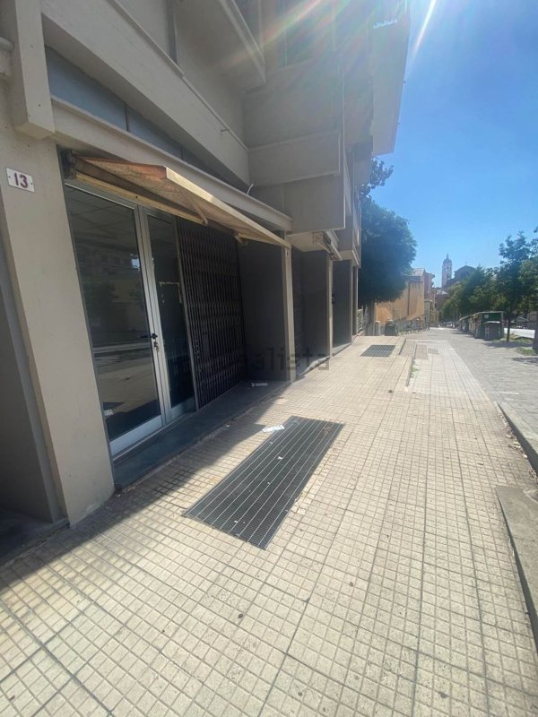 locale commerciale in affitto a Genova in zona Sestri Ponente