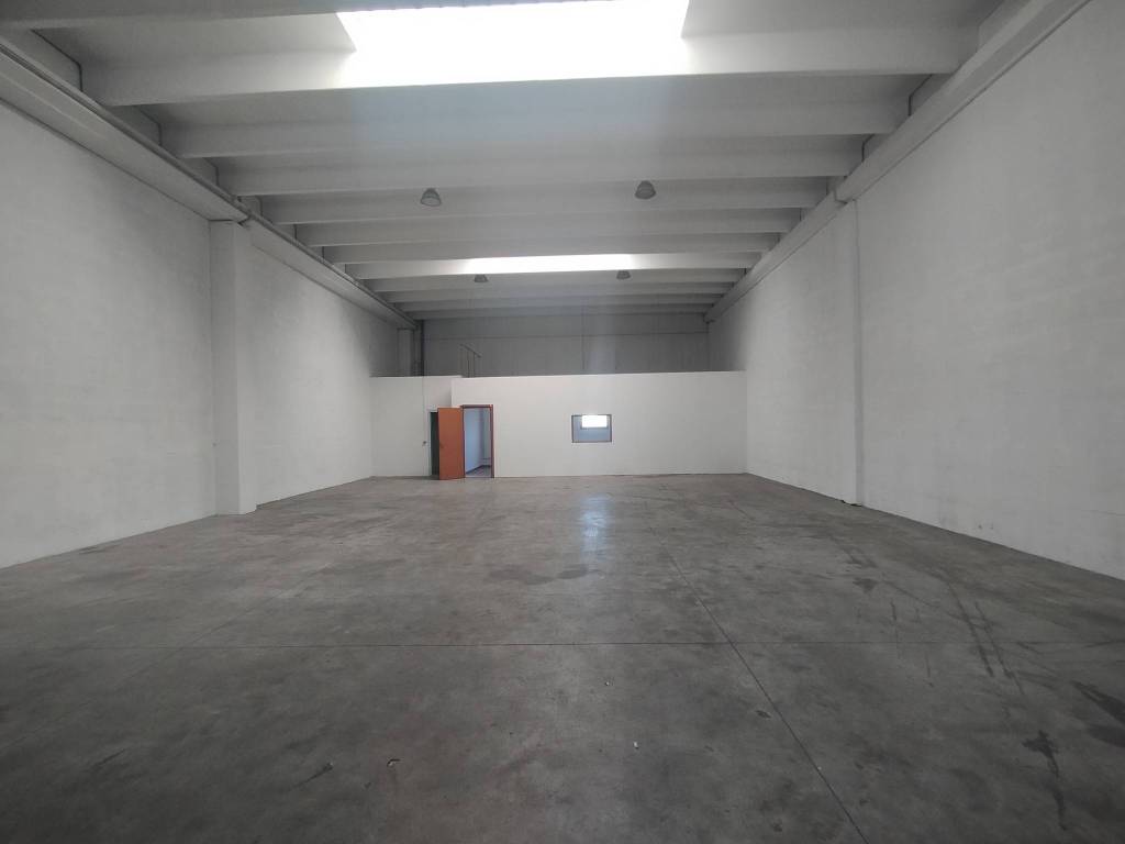 locale commerciale in affitto a Genova in zona Bolzaneto