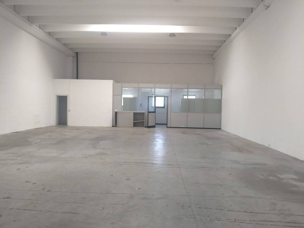 locale commerciale in affitto a Genova in zona Bolzaneto