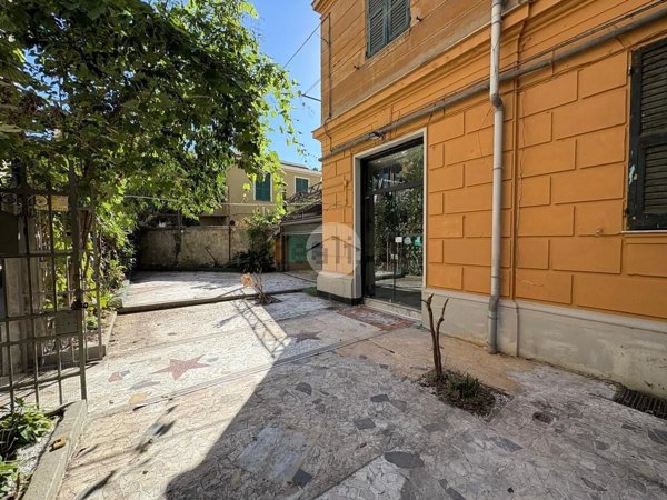 locale commerciale in affitto a Genova in zona Sestri Ponente