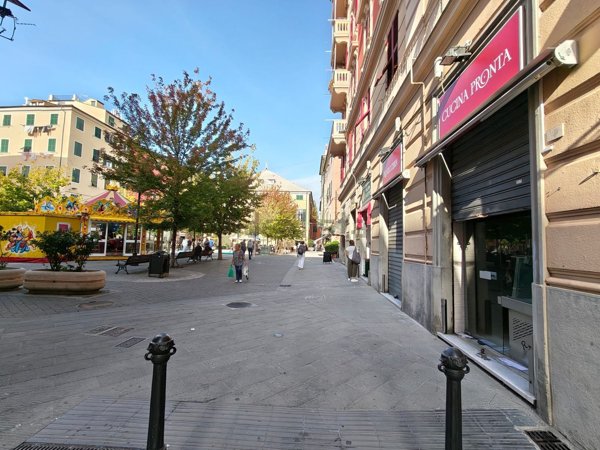 locale commerciale in affitto a Genova in zona Sestri Ponente