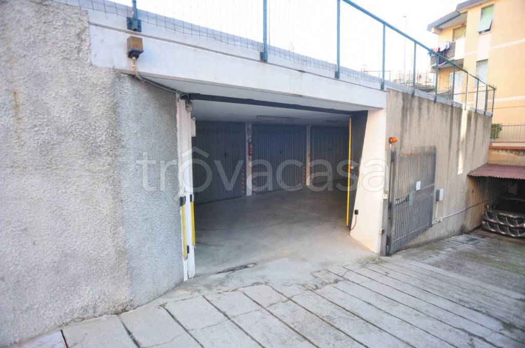 box auto in affitto a Genova in zona Palmaro / Pra'