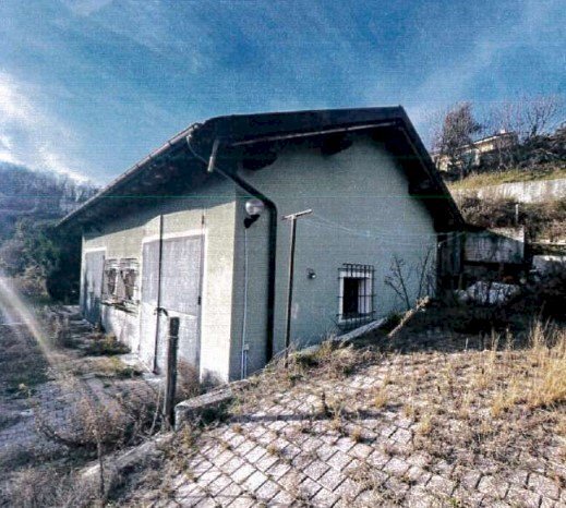 locale di sgombero in affitto a Serra Riccò in zona Serra