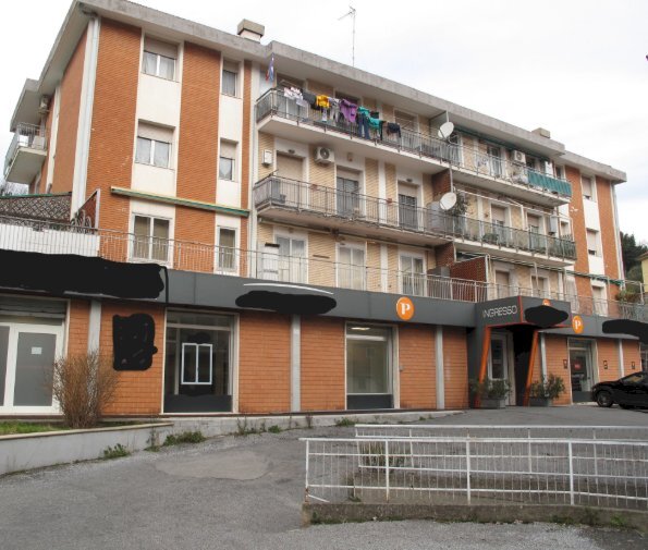 locale commerciale in affitto a Serra Riccò in zona Serra