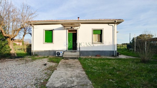casa indipendente in vendita ad Ameglia in zona Fiumaretta