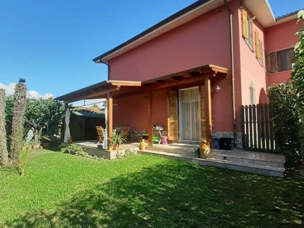 casa indipendente in affitto ad Ameglia in zona Bocca di Magra