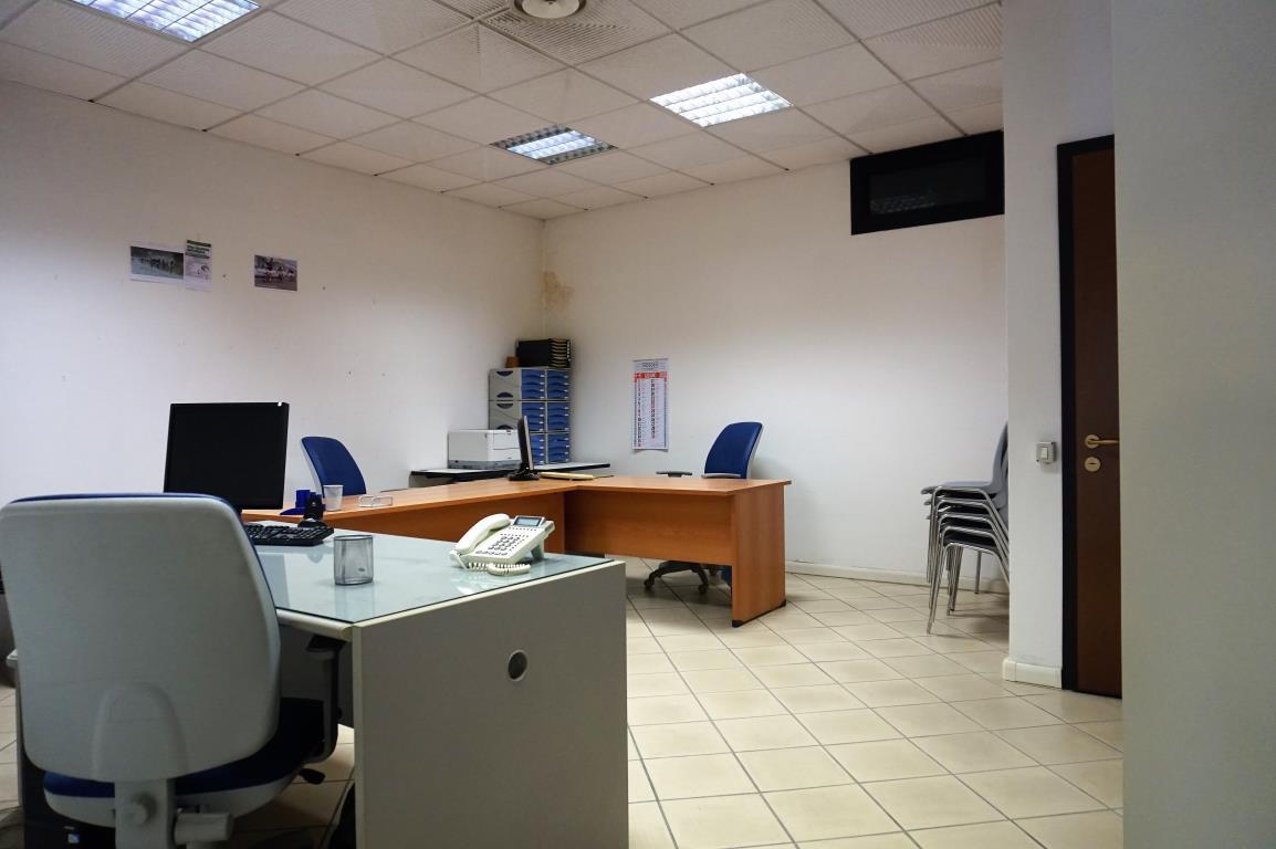 locale commerciale in affitto a Castelnuovo Magra