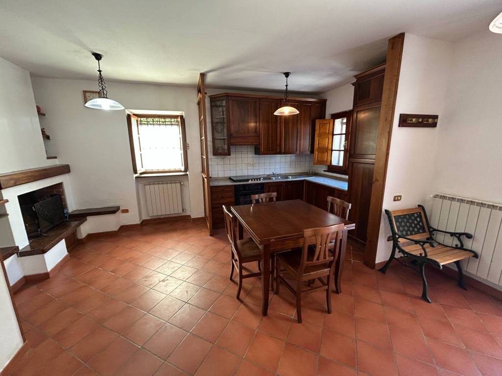casa indipendente in affitto a Castelnuovo Magra in zona Palvotrisia