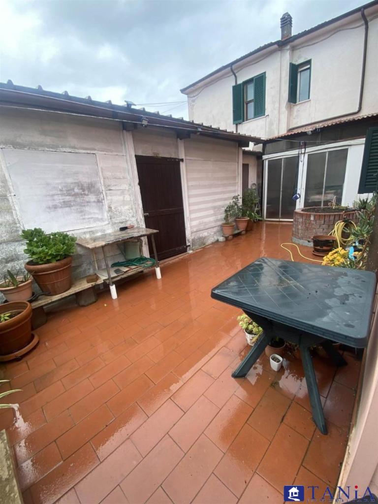 trivano in affitto a Luni in zona Dogana