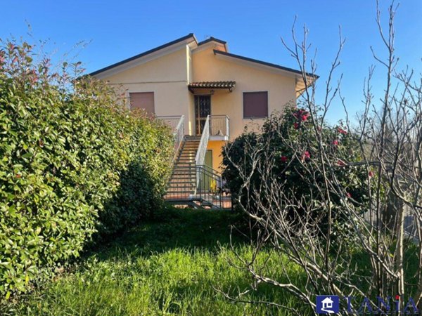 quadrivano in affitto a Luni in zona Isola