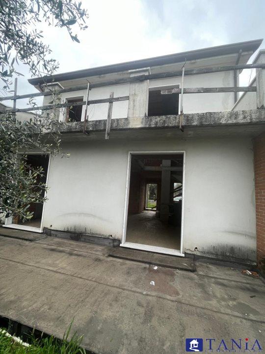 pentavano in affitto a Luni in zona Dogana