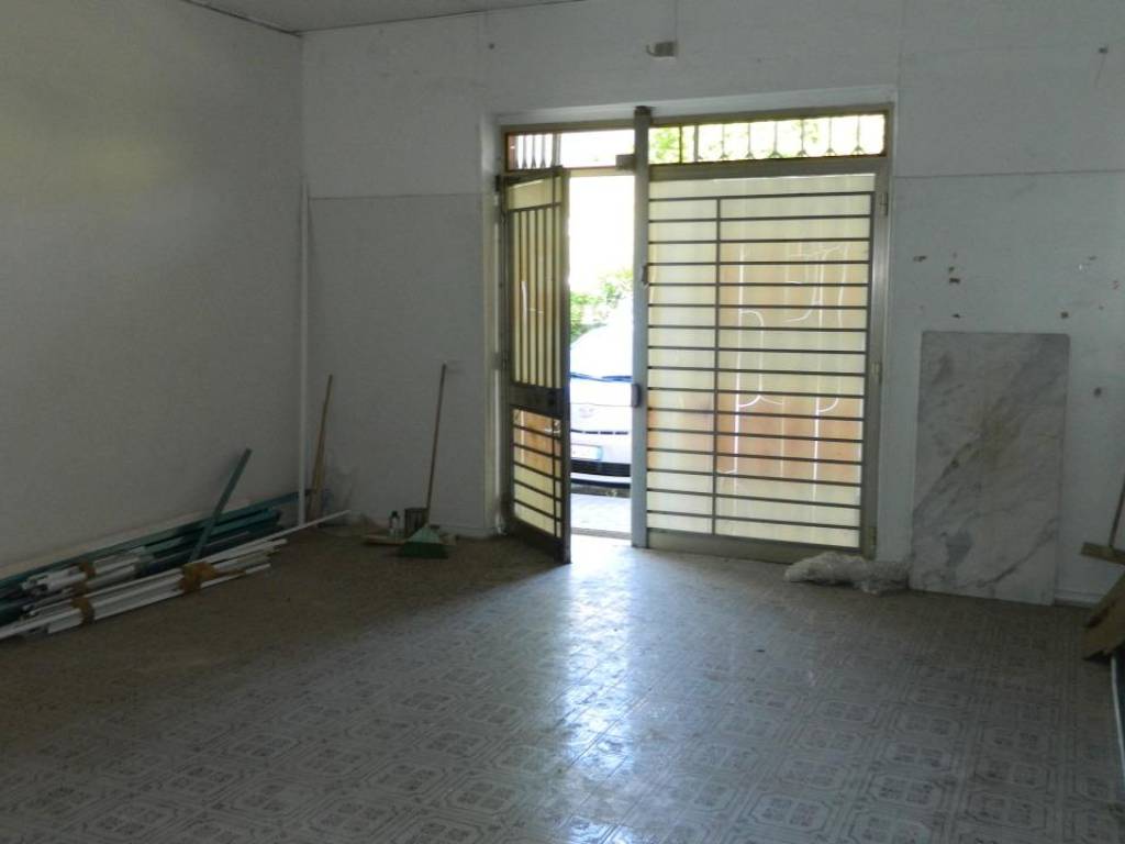 negozio in affitto a Luni in zona Dogana