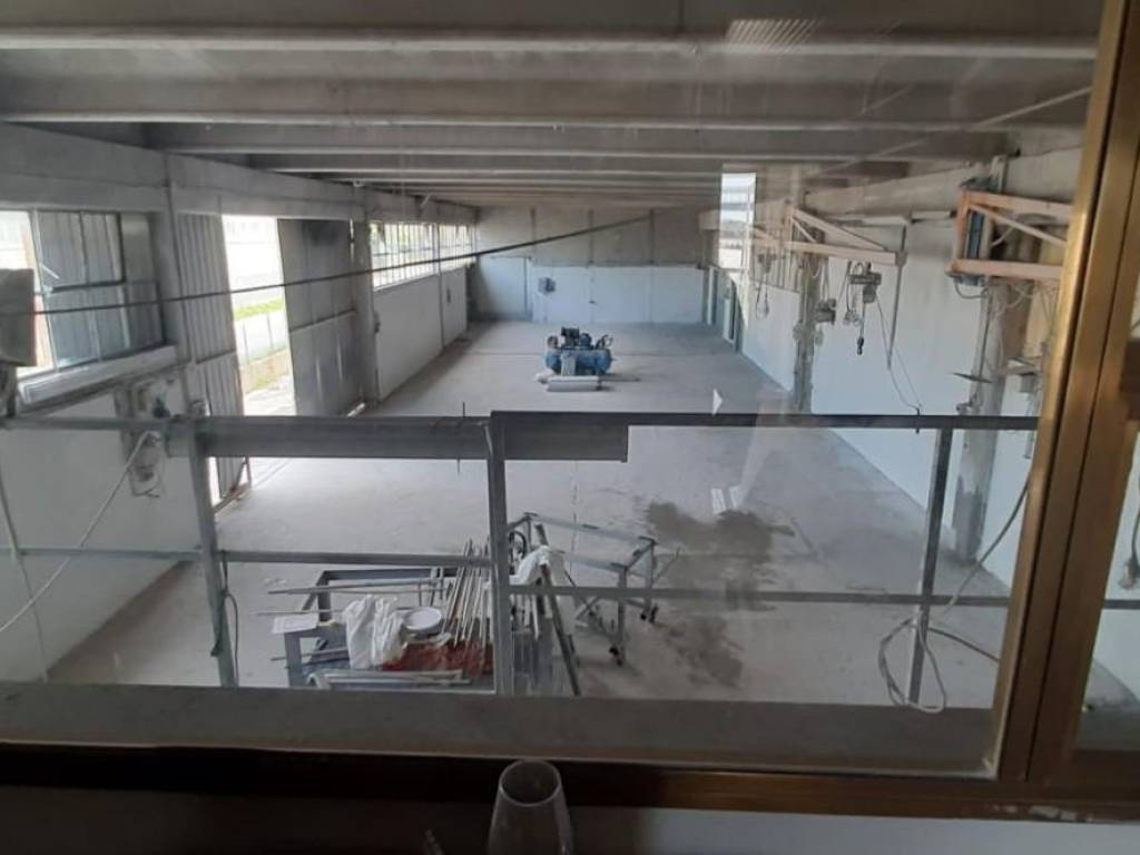 locale commerciale in affitto a Luni in zona Dogana