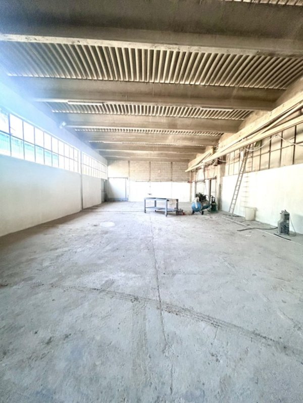 locale commerciale in affitto a Luni