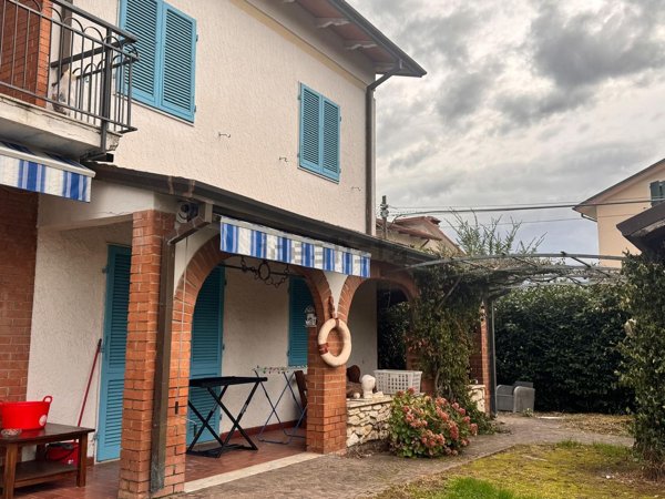 appartamento in affitto a Luni