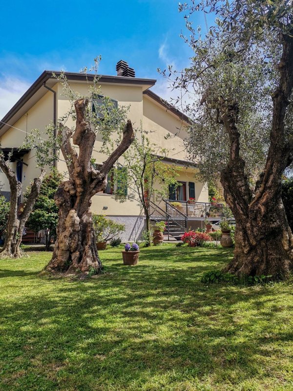 casa indipendente in affitto a Luni