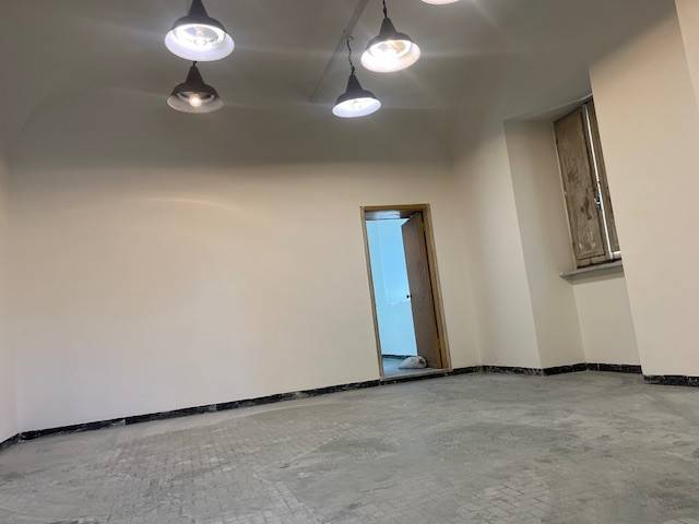 negozio in affitto a Luni