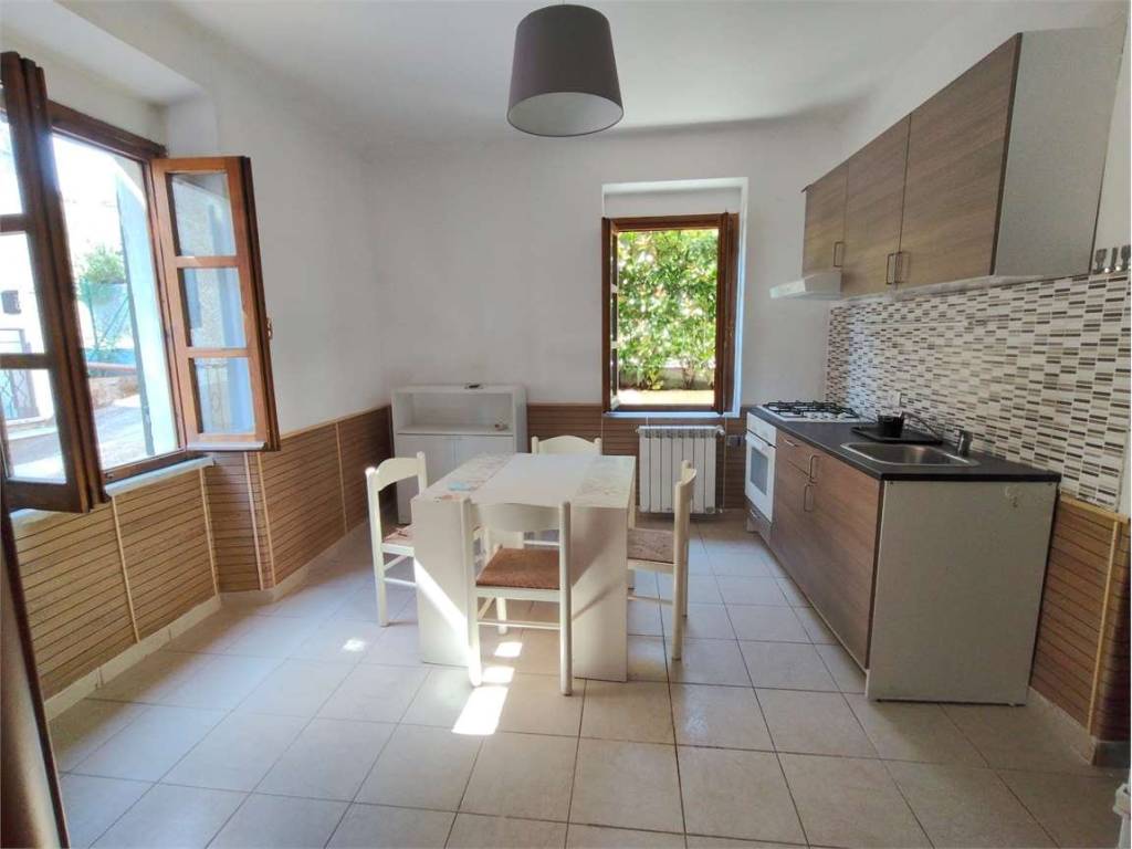 appartamento in affitto a Luni in zona Casano