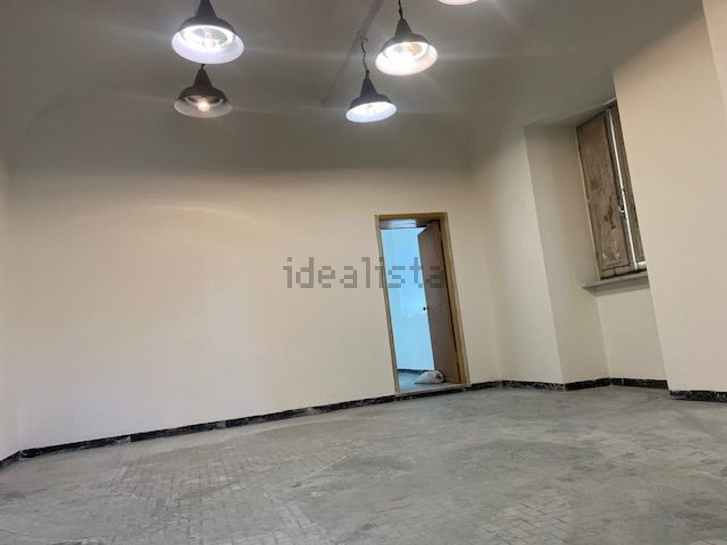 locale commerciale in affitto a Luni