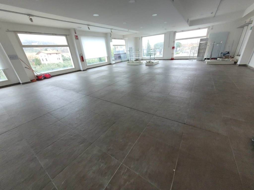 negozio in affitto a Santo Stefano di Magra