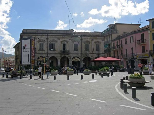 negozio in affitto a Sarzana