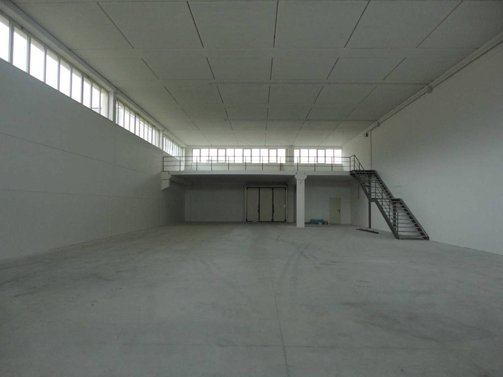 locale commerciale in affitto a Sarzana