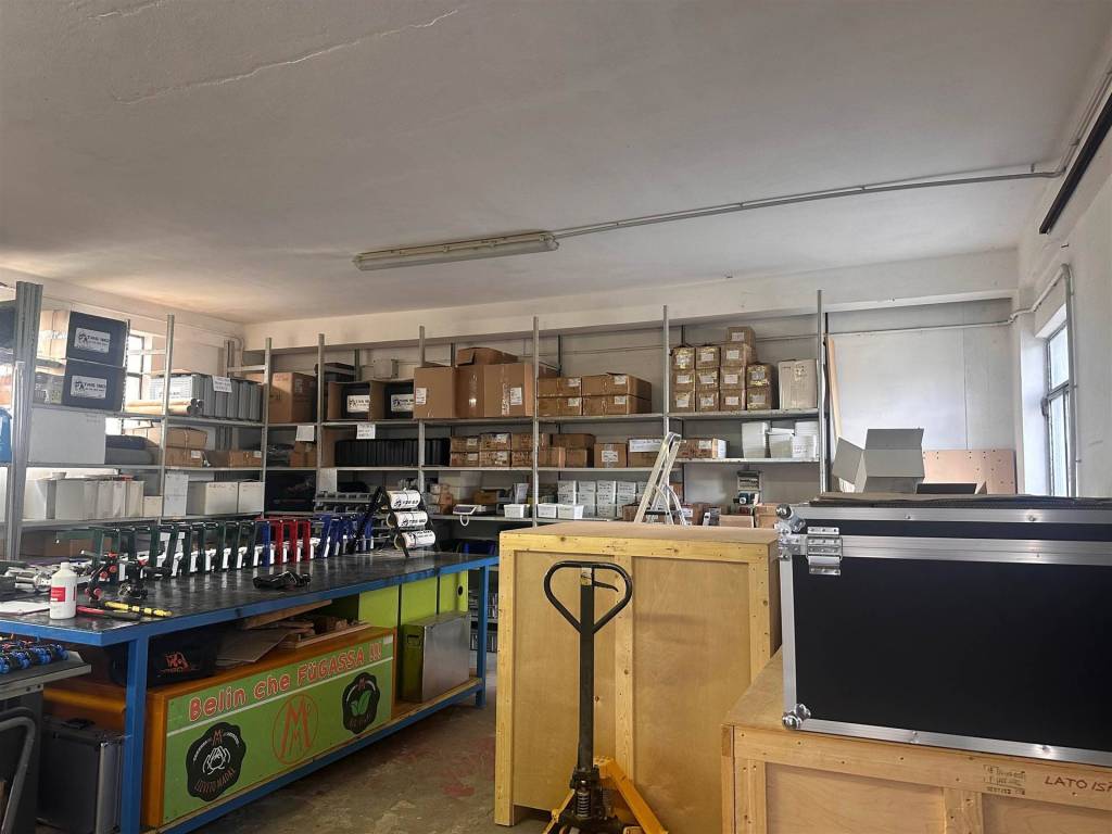 locale commerciale in affitto a Sarzana