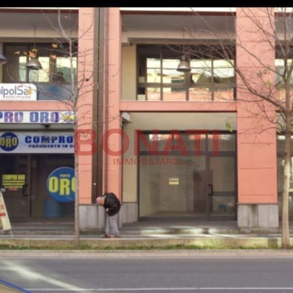 locale commerciale in affitto a Sarzana
