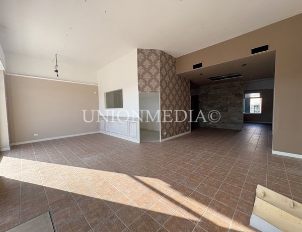 locale commerciale in affitto a Sarzana