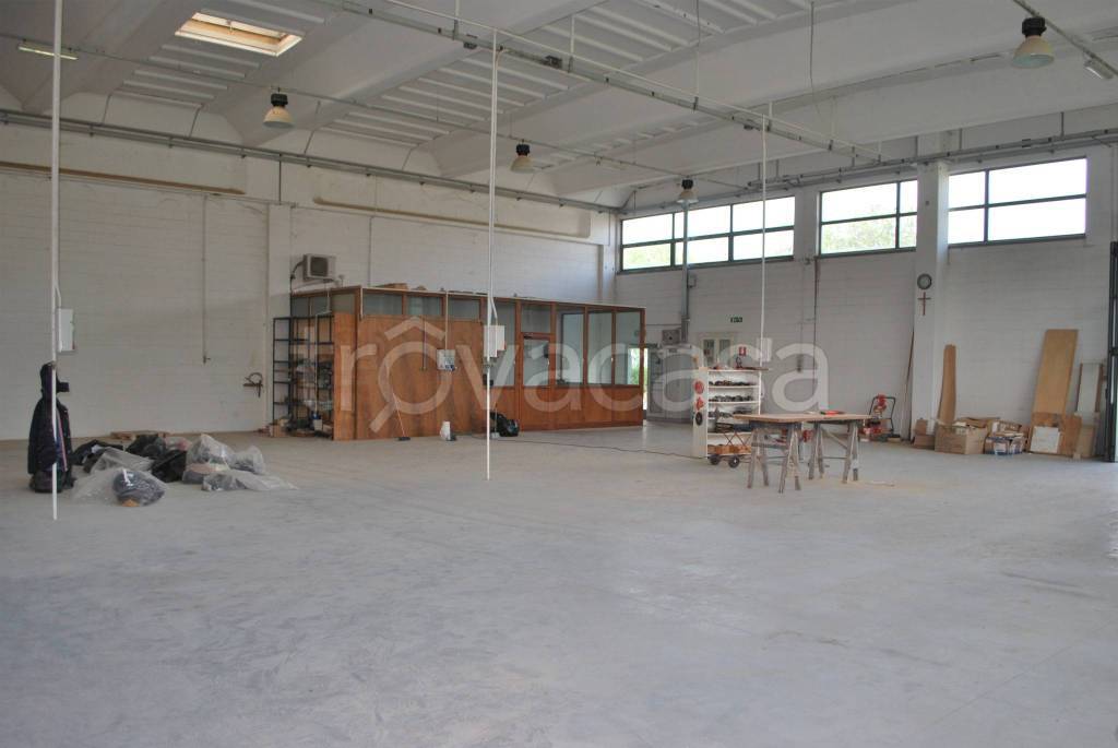 locale commerciale in affitto a Sarzana