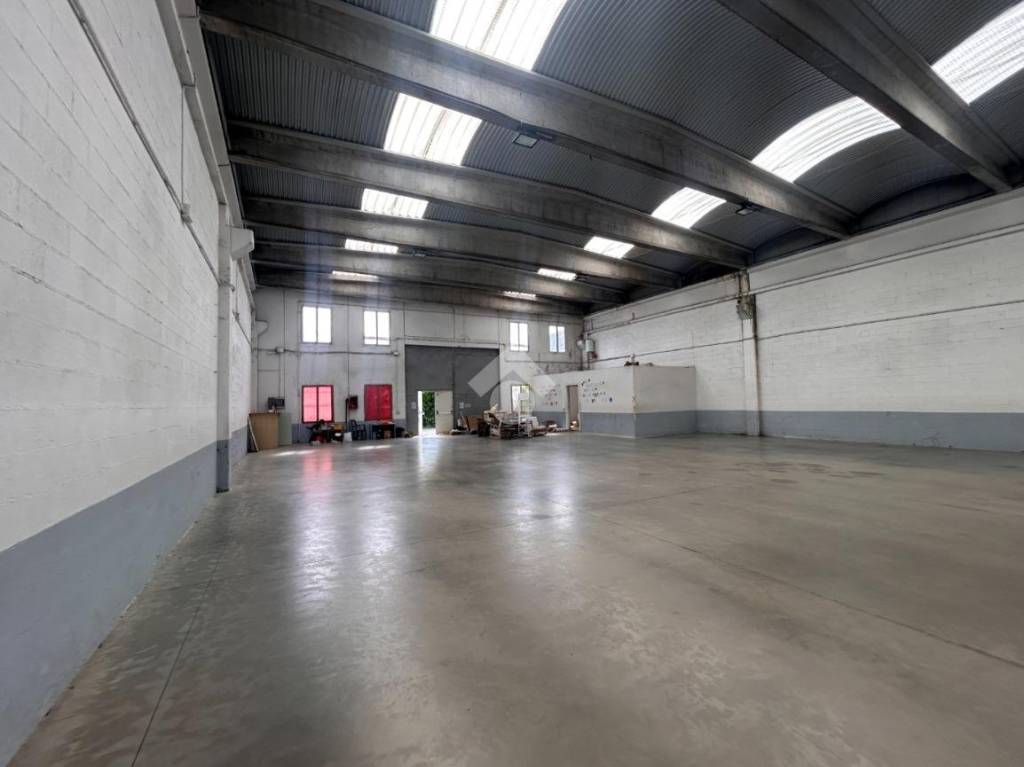 locale commerciale in affitto a Sarzana