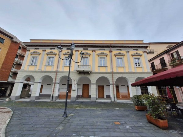 locale commerciale in affitto a Sarzana