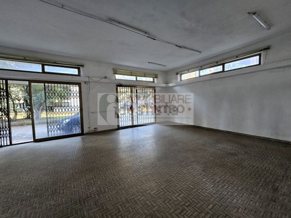 locale commerciale in affitto a Sarzana