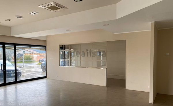 locale commerciale in affitto a Sarzana