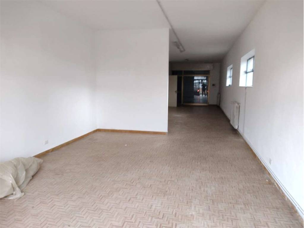 locale commerciale in affitto a Sarzana