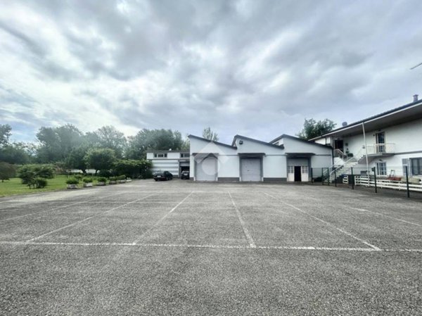 locale commerciale in affitto a Vezzano Ligure